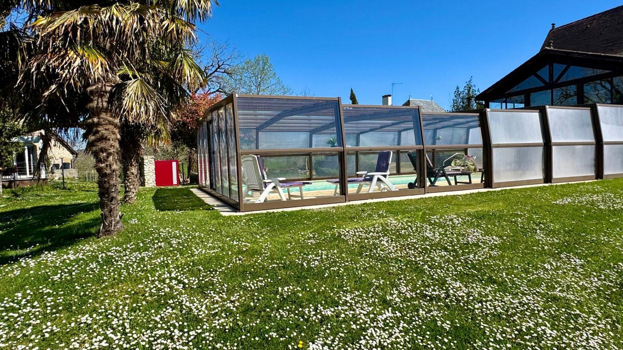 Maison De Charme Piscine Couverte Chauffee Mayrinhac-Lentour Экстерьер фото